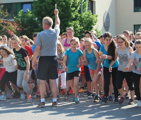 Eine Gruppe von Jugendlichen startet bei einem Lauf