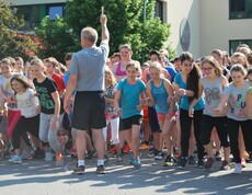 Eine Gruppe von Jugendlichen startet bei einem Lauf