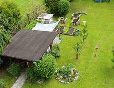 Unser großzügiger Garten mit Hochbeeten und Obstbäumen bietet eine gemütliche Aufenthaltsmöglichkeit im Freien.