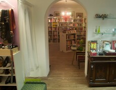 Carla Zinzendorfgasse Türbogen und Blick zu Büchern