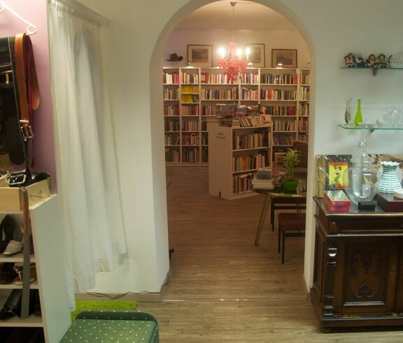 Carla Zinzendorfgasse Türbogen und Blick zu Büchern