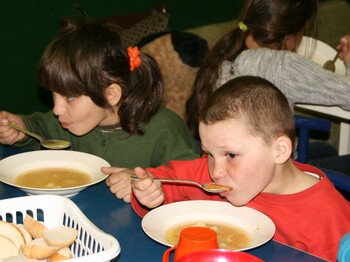 Ein Bub und ein Mädchen essen Suppe in der Kindertagesstätte in Nadrag. Ein Bub und ein Mädchen essen Suppe in der Kindertagesstätte in Nadrag.