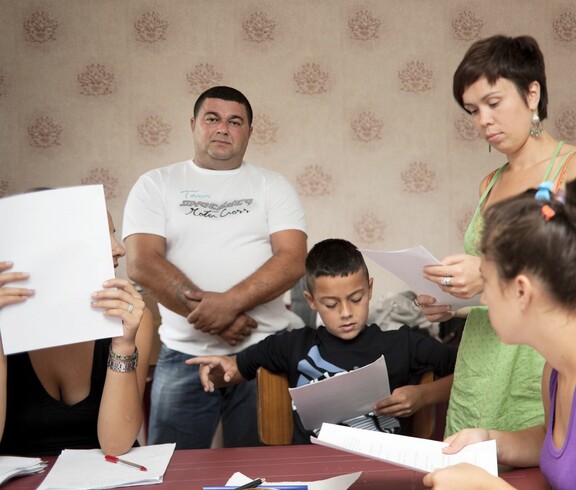 Eine Familie beim Lernen