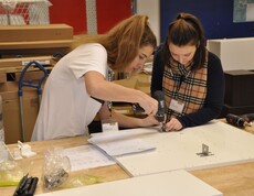 Anna Schultermandl und Sophia Langer sind am youngHeroes Day beim Möbelhaus Ikea in Graz im Einsatz.