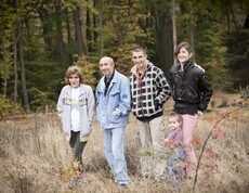 Eine Familie im Freien