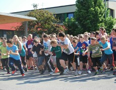 Jugendliche starten einen Lauf