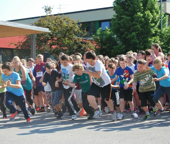 Jugendliche starten einen Lauf