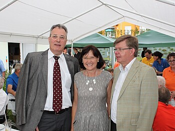 Helmuth Theobald Müller, Bezirkshauptmann Deutschlandsberg, Hausleiterin Maria Riebenbauer und Caritasdirektor Herbert Beiglböck beim Sommerfest des Caritas-Pflegewohnhauses Preding.