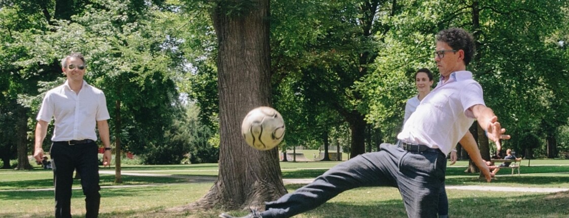 Stadtrat Kurt Hohensinner, SK Sturm-Profi und Homeless-World Cup Österreich Botschafterin Emily Cancienne und Rolf Spiegel, stv. Bereichsleiter Bildung und Interkultur der Caritas Steiermark, beim spontanen Fußballspiel im Augarten.