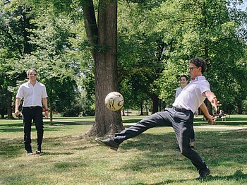 Stadtrat Kurt Hohensinner, SK Sturm-Profi und Homeless-World Cup Österreich Botschafterin Emily Cancienne und Rolf Spiegel, stv. Bereichsleiter Bildung und Interkultur der Caritas Steiermark, beim spontanen Fußballspiel im Augarten.