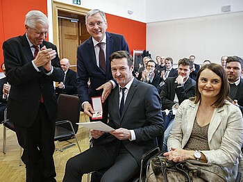 Caritasdirektor a.D Franz Küberl und Sozialminister Alois Stöger mit Harald Peter Schmied und seiner Frau Bettina