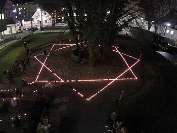 Kerzenbild vor der Caritas-Zentrale Paulinum in Graz