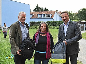 Mag. (FH) Gerhard Weswaldi, Lionsclub Präsident, und Thomas Boeck, Vorstand der Kastner & Öhler AG, übergaben rechtzeitig vor Schulbeginn 10 gefüllte Schulrucksäcke an Verena Gallob.