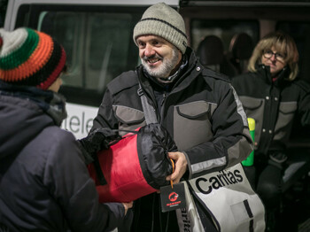 Kältetelefon Mitarbeiter gibt Schlafsack aus