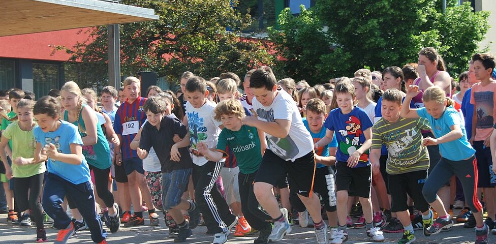 Jugendliche starten einen Lauf