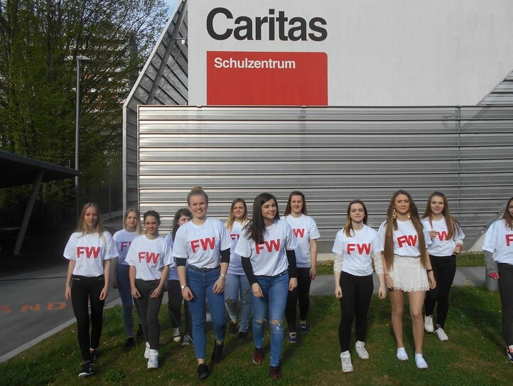 Schülerinnen der dreijährigen Fachschule für wirtschaftliche Berufe