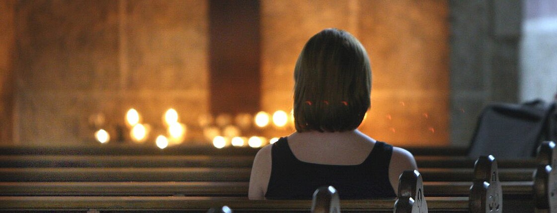 Junge Frau in einer Kirche / Young woman in a church