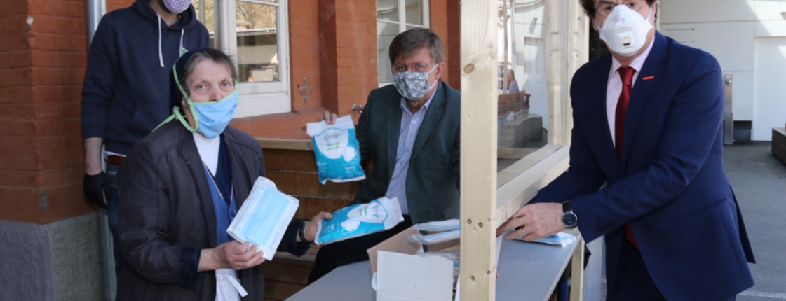 „Saubermacher“ Hans Roth übergibt 500 hochwertige Schutzmasken an Caritasdirektor Herbert Beiglböck sowie Marienstüberl-Leitung Schwester Elisabeth und Philipp Friesenbichler 