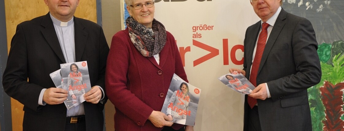 Rudolf Rappel, Pfarrer in Knittelfeld, Haussammlerin Angela Kamper und Caritasdirektor Herbert Beiglböck im Rahmen der Haussammlungspressekonferenz in der Pfarre Gösting.