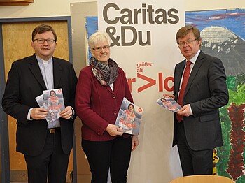 Rudolf Rappel, Pfarrer in Knittelfeld, Haussammlerin Angela Kamper und Caritasdirektor Herbert Beiglböck im Rahmen der Haussammlungspressekonferenz in der Pfarre Gösting.