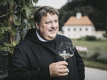 Pater Egon vor dem Weingut Dveri Pax