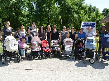 Junge Mütter mit Kinderwägen und Kindern im Tierpark Herberstein