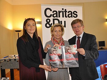 Schlupfhaus-Leiterin Gabi Waerder mit Caritasdirektor Mag. Herbert Beiglböck und Kuratoriumsvorsitzende Kristina Edlinger-Ploder