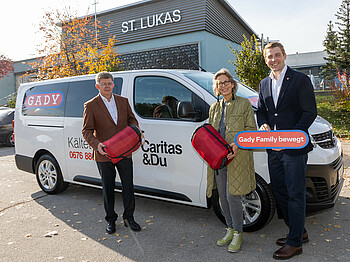 4.000 Kilometer machte der Kältebus der Caritas im vergangenen Winter. Caritasdirektor Beiglböck (links) bedankt sich bei Ingrid und Philipp Gady für die Unterstützung.
