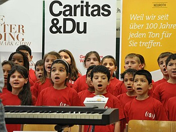 Kinder singen beim Superar- Chor