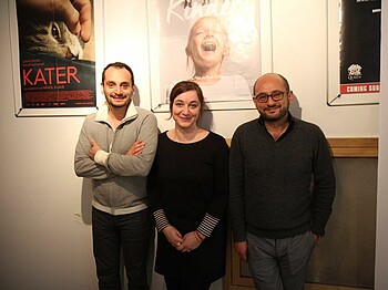 Regisseure Arman und Arash Riahi mit Caritasmitarbeiterin Anna Steiner