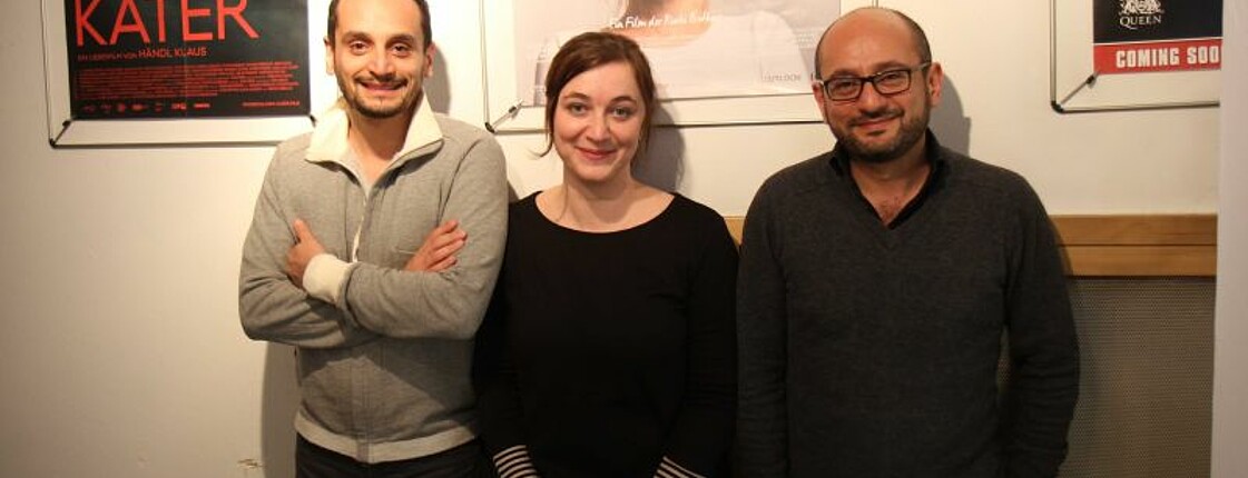 Regisseure Arman und Arash Riahi mit Caritasmitarbeiterin Anna Steiner