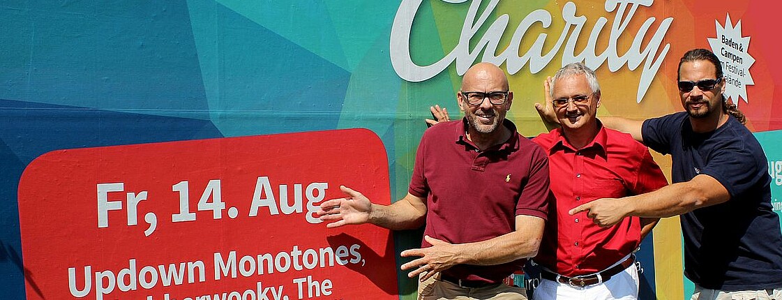 Caritas-Bereichsleiter Franz Waltl (Mitte) mit den Veranstaltern Dieter Matuschek (links im Bild) und Markus „Gonzo“ Renger (ganz rechts).