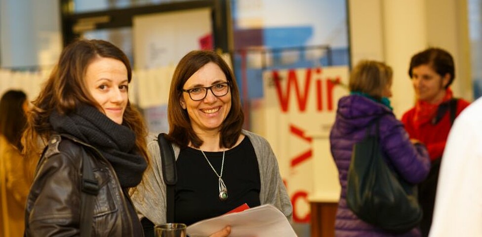 Martina Raiser vom Caritas-Jugendstreetwork und Caritas-Pressesprecherin Irmgard Rieger, MAS