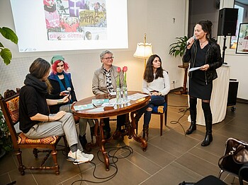 Martina Raiser vom Caritas-Jugendstreetwork, Birgit Hofstadler vom JAM Mädchenzentrum, die Direktorin der Grazer Schulschwestern Sr. Maga Hanna Neissl und die Studentin Mahshad Safaei im Gespräch mit Moderatorin Shenja Paar