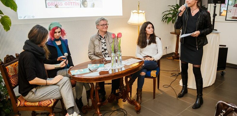 Martina Raiser vom Caritas-Jugendstreetwork, Birgit Hofstadler vom JAM Mädchenzentrum, die Direktorin der Grazer Schulschwestern Sr. Maga Hanna Neissl und die Studentin Mahshad Safaei im Gespräch mit Moderatorin Shenja Paar